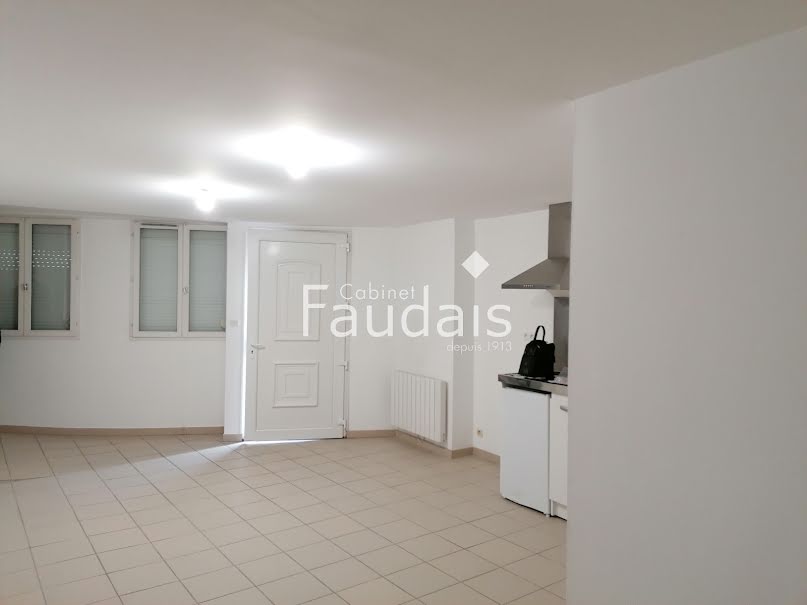 Location  appartement 1 pièce 27.55 m² à Coutances (50200), 270 €