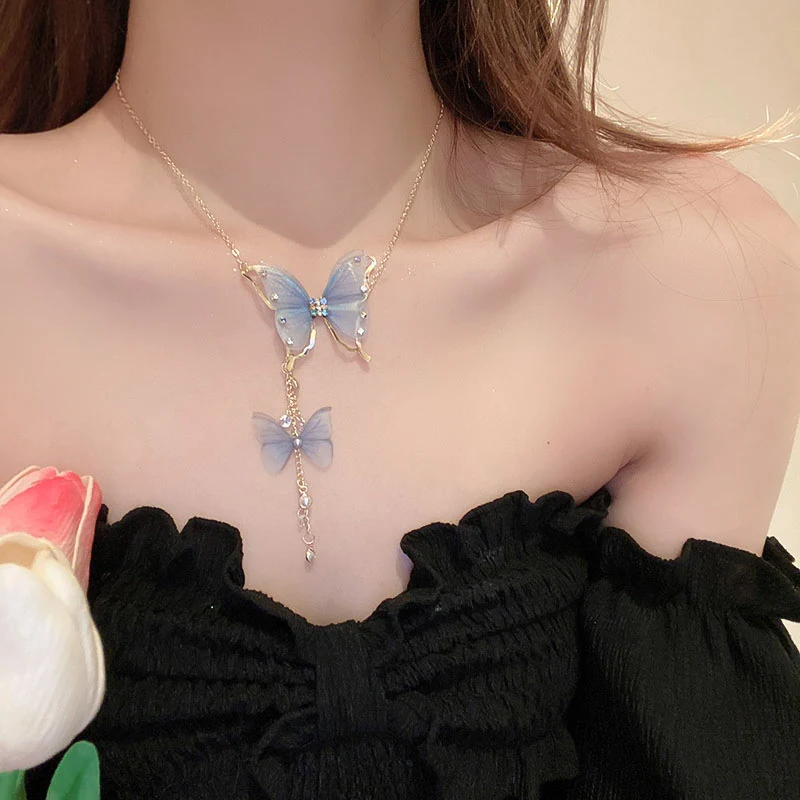 Collier papillon en tulle avec perles et strass à pompons, un accessoire magnifique pour sublimer votre cou et ajouter une touche glamour.