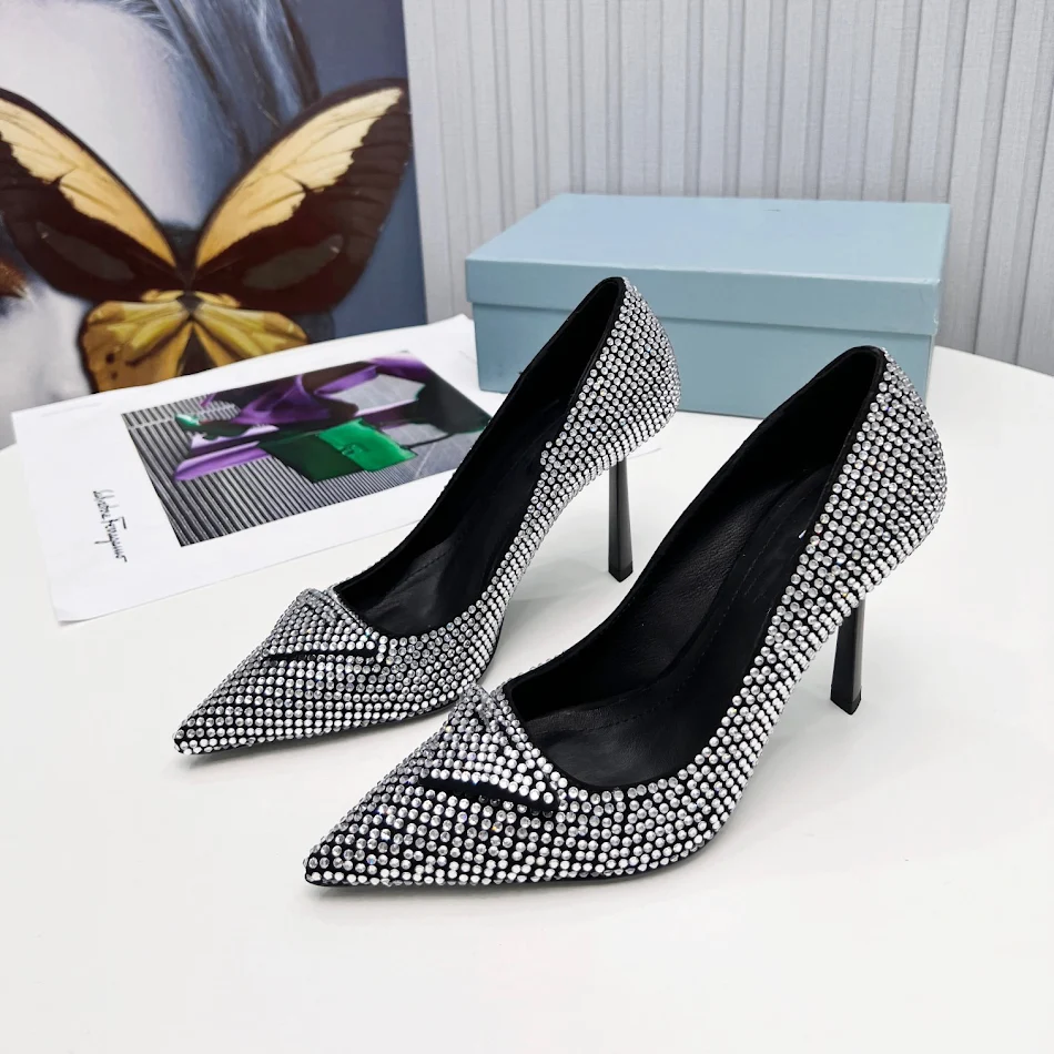 Tacones altos de aguja con pedrería para niña. Zapatos de fiesta perfectos. Brillo y elegancia. Ideales para eventos especiales y celebraciones online.