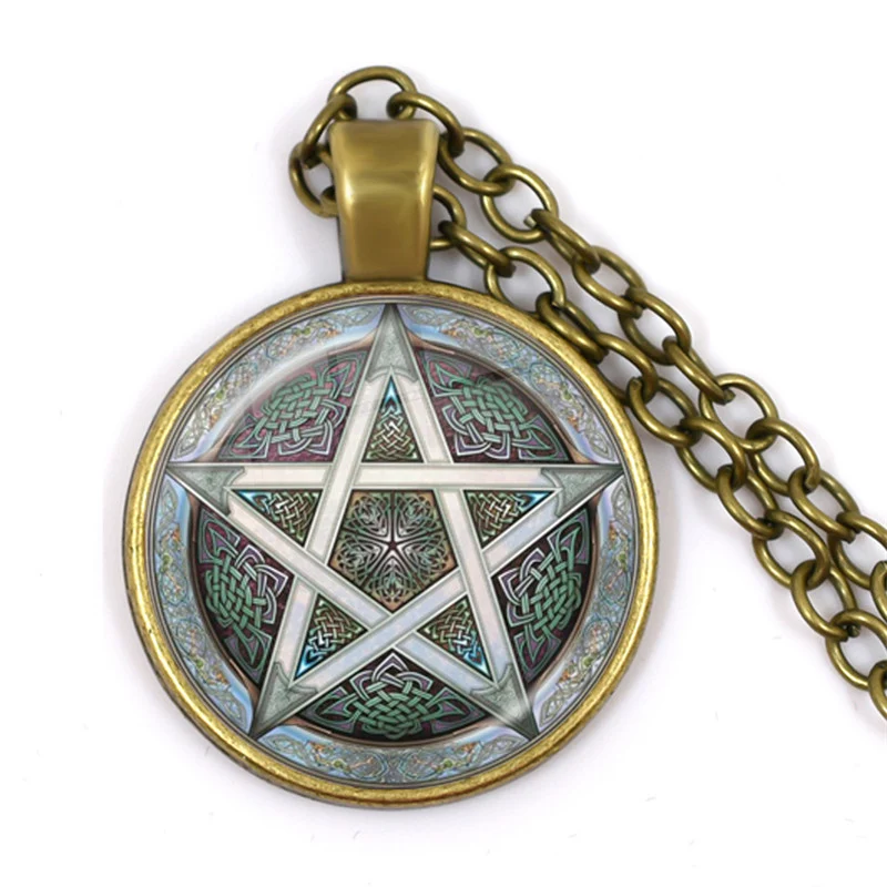 Pendentif vintage en verre avec arbre, rotin, pierre et temps pour chaîne. Élégance naturelle et style unique pour un look bohème.