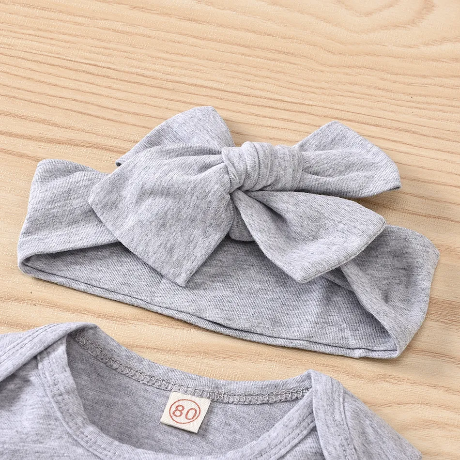 Conjunto de tres piezas para bebé Romper bicolor de algodón puro falda de costura denim y pañuelo cómodo y adorable.