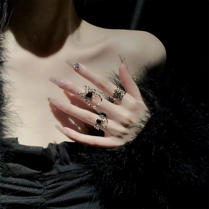 Pierścień z pajęczyną i ciemnym diamentem Dark Gem, intrygujący i stylowy. Idealny dodatek dla osób ceniących odważny i elegancki wygląd.