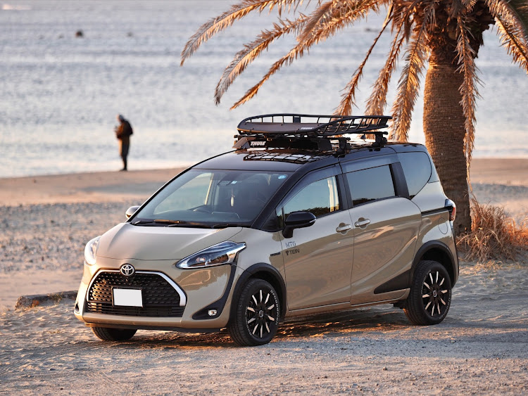 シエンタのシエンタリフトアップ・さがらサンビーチ・朝焼けと愛車・ヤシの木・また行きたい場所に関するカスタム事例の投稿画像1枚目
