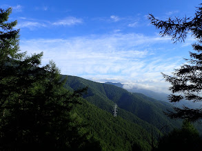 奥に有明山の山頂