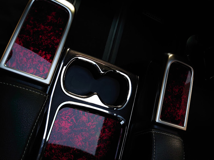 ヴェルファイアのメッキパーツ・ドリンクホルダーメッキリング・セカンドテーブルに関するカスタム事例の投稿画像5枚目