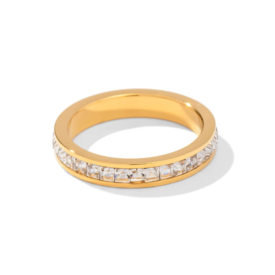 Anel francês retrô com zircônia e um único diamante incrustado, adicionando um toque de sofisticação e brilho ao seu visual com design clássico.
