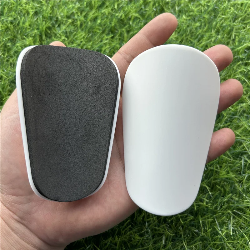 Extra kleine mini scheenbeschermers voor voetbal. Lichtgewicht en comfortabele bescherming voor kinderen. Ideaal voor trainingen.