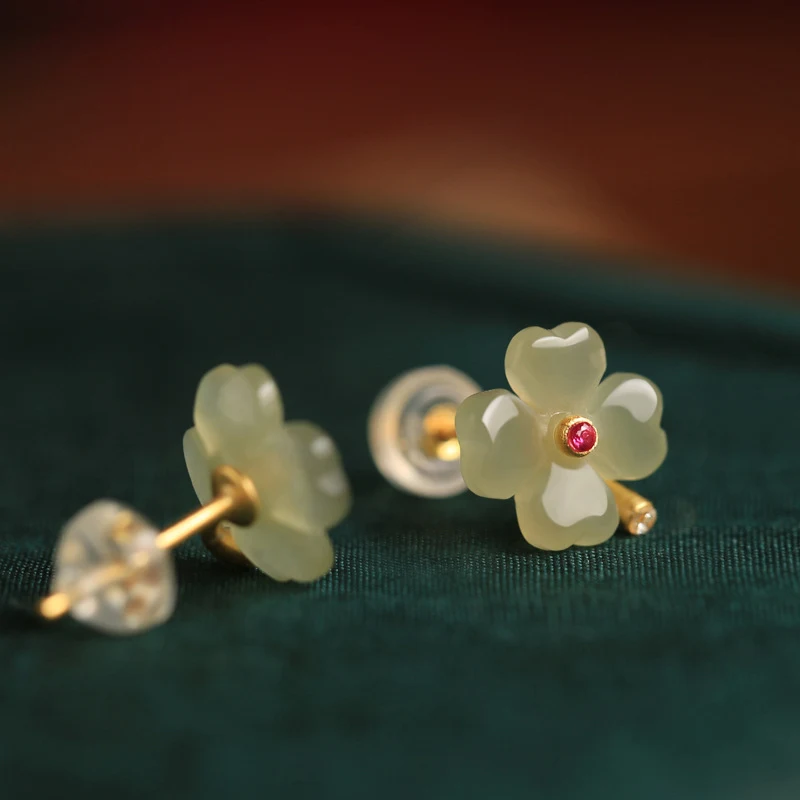 Vrouwen Hotan jade oorbellen met vierbladige klaver, elegante sieraden die geluk brengen en natuurlijke schoonheid benadrukken.