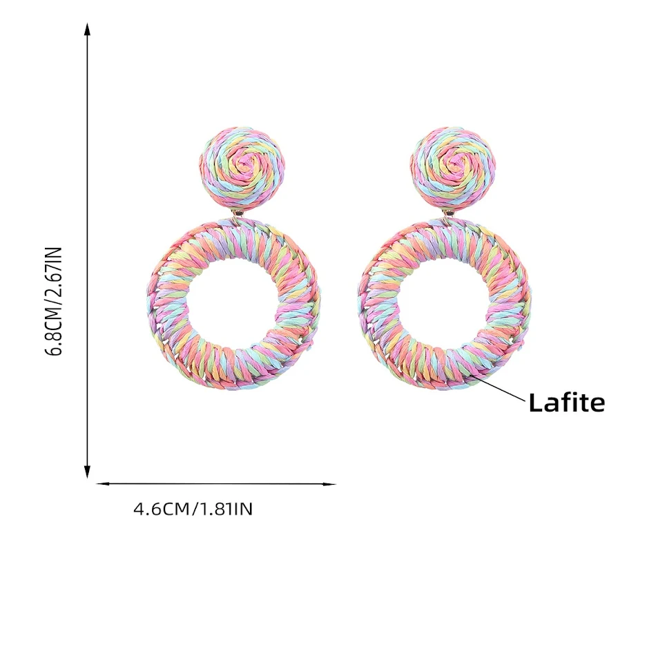 Zomerse, ronde oorbellen van geweven raffia met meerdere lagen. Lichtgewicht en boho-stijl, perfect voor een zomerse en casual look. Must-have accessoire.