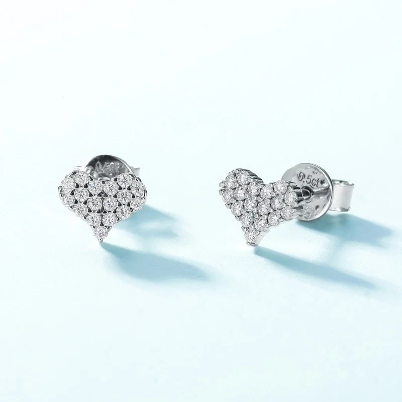 Brincos de argola de moissanita brilhante com coração embutido em prata S925, adicionando brilho e amor ao seu visual diário, perfeitos.