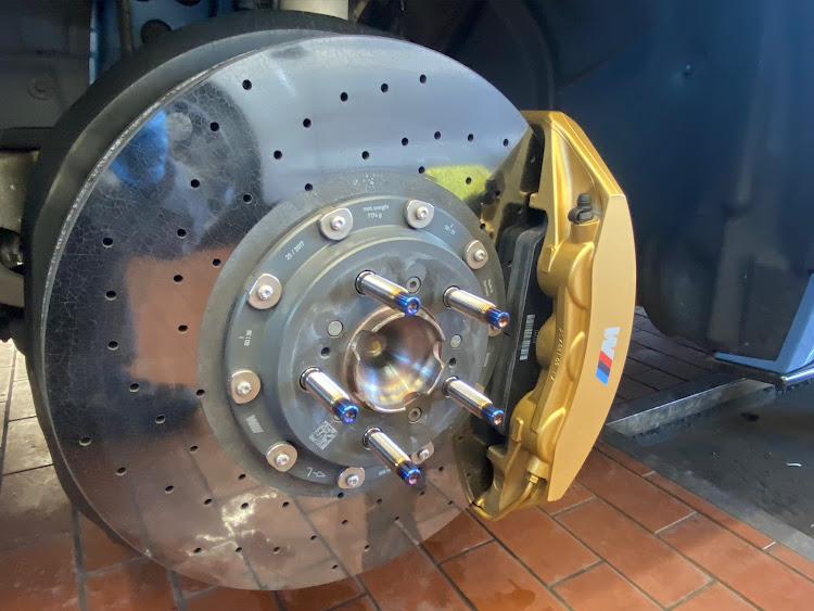 M4 クーペのBMWのある生活・M Performance・真正面ショット・サンダアボルトチタニウムに関するカスタム事例の投稿画像2枚目