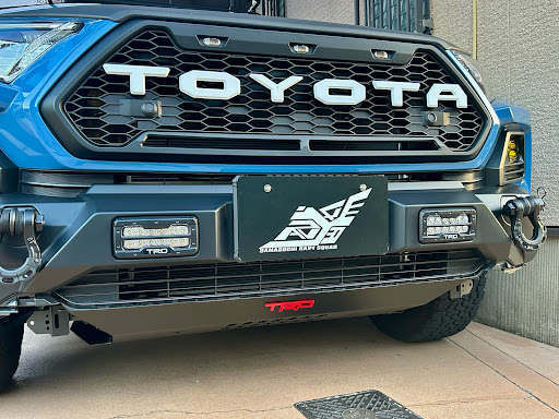 RAV4のナンバープレート隠し・チームステッカー・ルーフバー・ホワイト