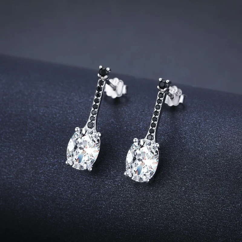 Boucles d'oreilles ovales en zircon et plaquées cuivre, polyvalentes et élégantes. Parfaites pour toutes les tenues, sublimant votre style.