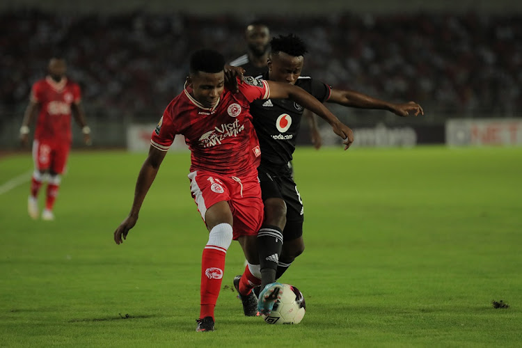 Shomari Kapombe of Simba is challenged by Siphesihle Ndlovu of Orlando Pirates in the Caf Confederation Cup quarterfinal first leg match at Benjamin Mkapa National Stadium in Dar es Salaam, Tanzania on April 17 2022. Picture: BACKPAGEPIX/ELIA BENNDICT