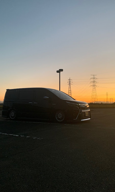 ヴォクシーの80ヴォクシー  後期・夕焼けと愛車・ホイールください・コラボお誘いお待ちしております・セミスモに関するカスタム事例の投稿画像1枚目