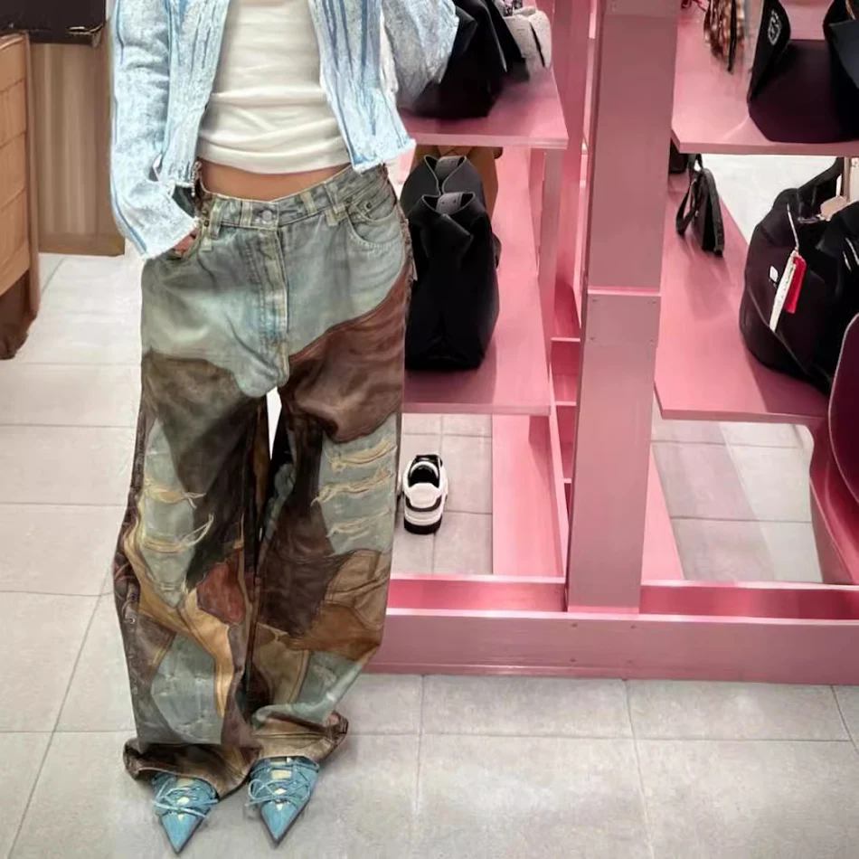Jeans anchos de lona vaquera desgastada, con tinte de barro vintage, costuras y roturas, para un look casual y moderno.