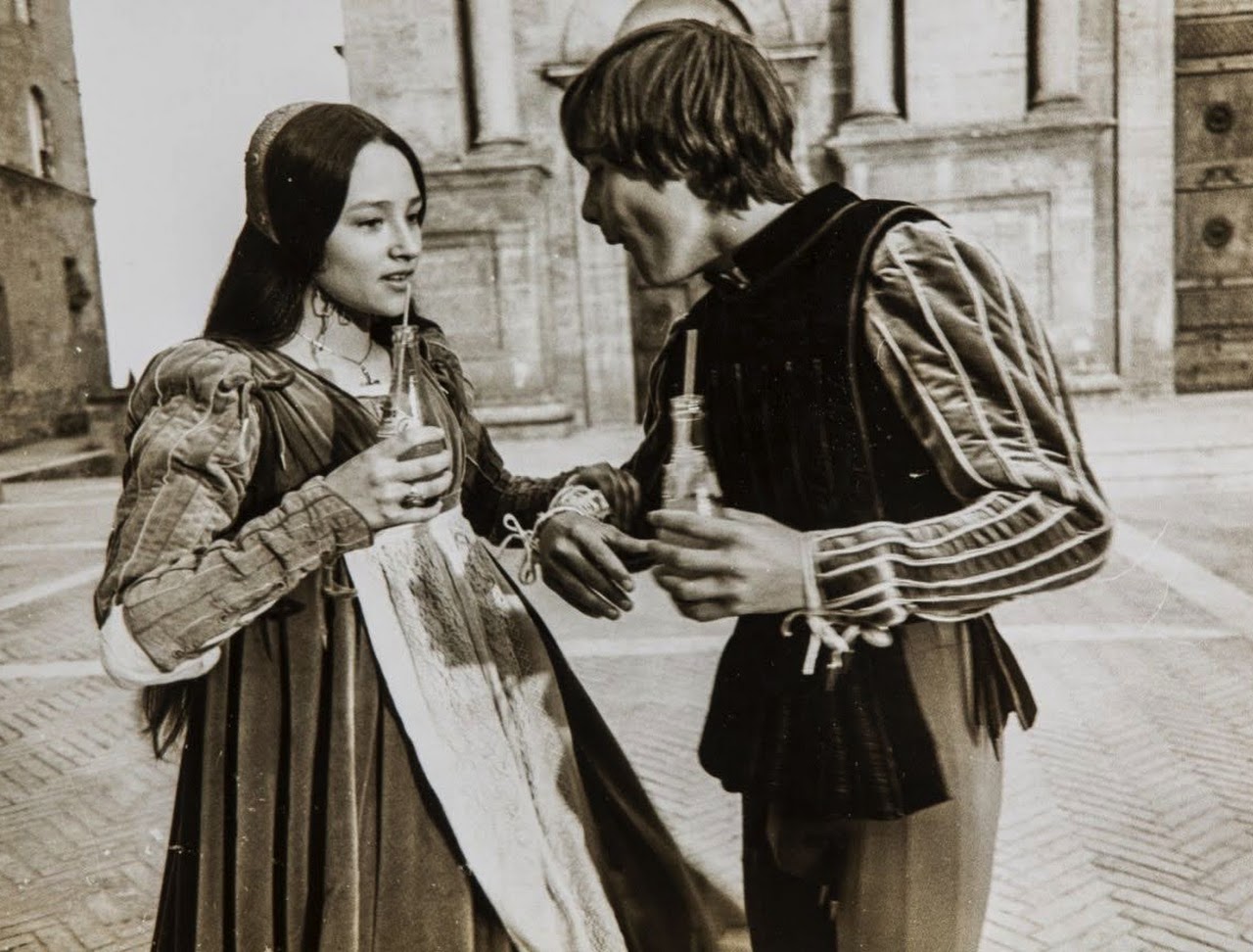 Romeo and Juliet (Franco Zeffirelli, 1968), the protagonists Olivia Hussey and Leonard Whiting off set