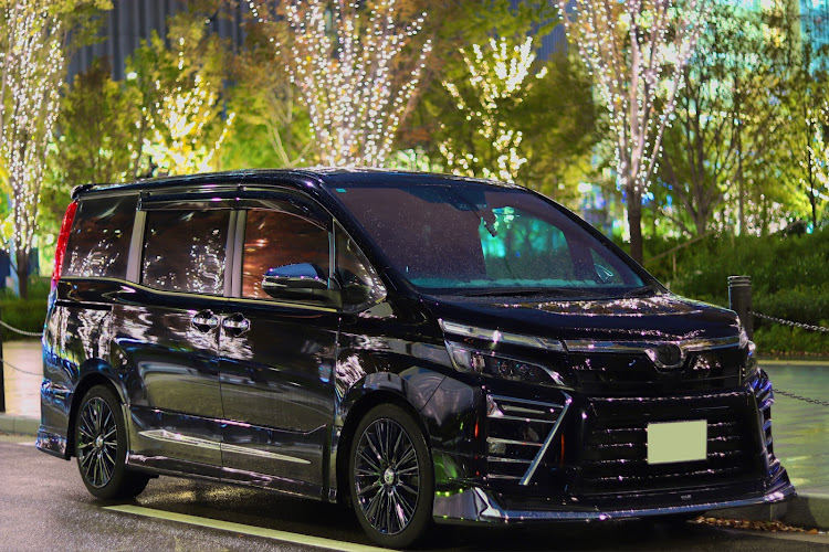 ヴォクシーのイルミネーション・夜景・グランフロント大阪・乗ってる車の長所と短所・単焦点レンズに関するカスタム事例の投稿画像1枚目