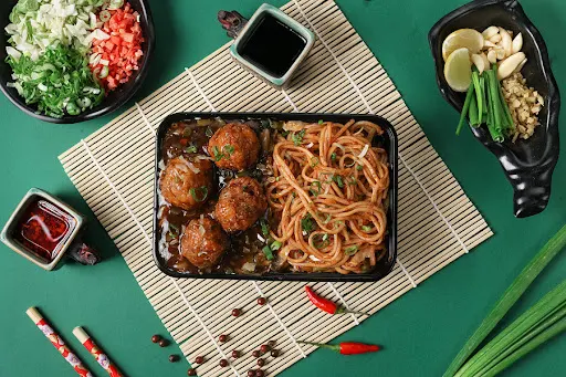 Schezwan Noodles With Manchurian [Jain Not Available.]