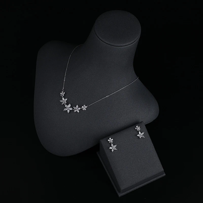 Eenvoudige, hoogwaardige Petty Cash Oorbellen Ketting Zirconium Set. Elegantie en stijl voor een verfijnde uitstraling. Een prachtige set.