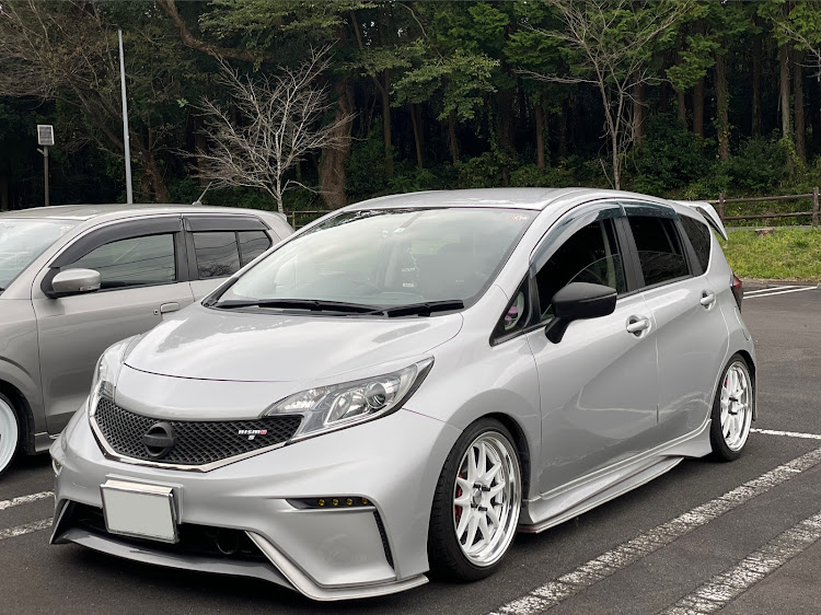 ノートのホイール交換・車高調整・work・CR2P・白ホイールはいいぞに関するカスタム事例の投稿画像5枚目
