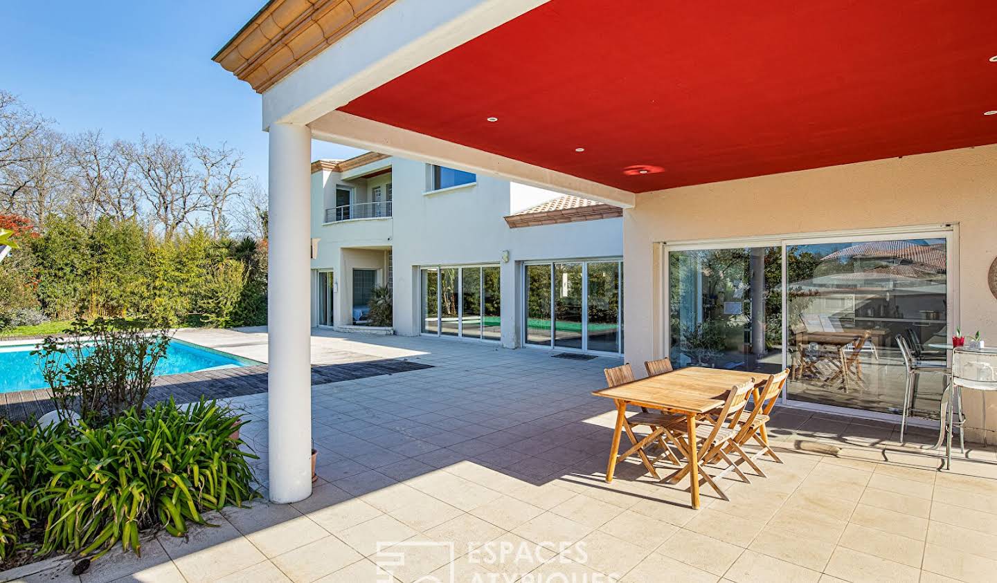 House with pool and terrace Tournefeuille