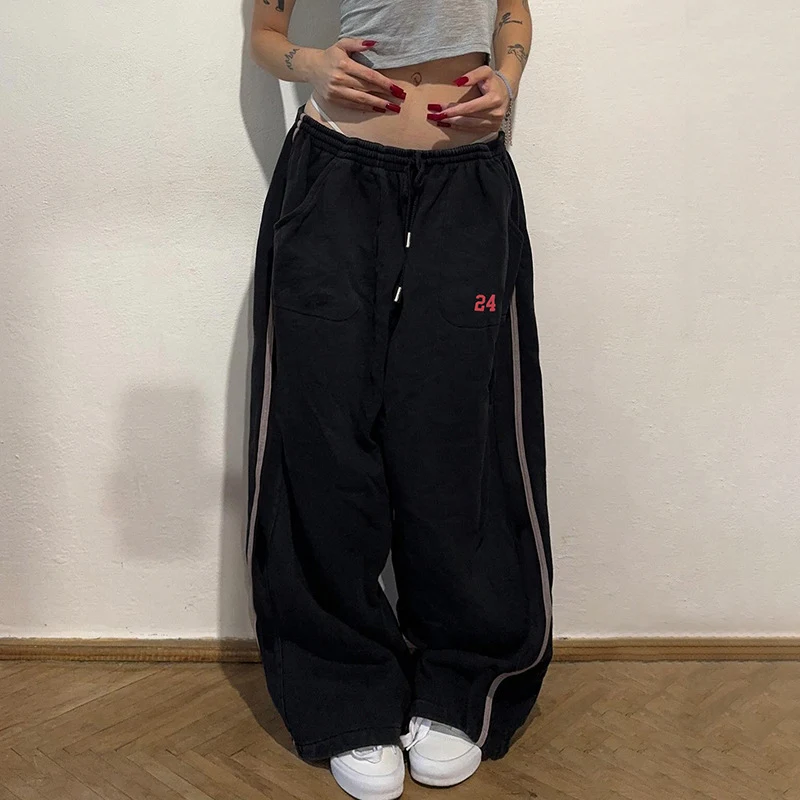Erkekler için American Street Casual Dijital Eşofman Altı, günlük kullanım için ideal, rahat ve şık, modern sokak stiline sahip pantolonlar.