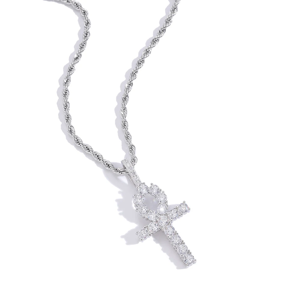 Collier Pendentif Croix Anka Argent Hip Hop Mode. Un accessoire tendance pour affirmer votre style. Parfait pour un look unique et audacieux en toute occasion.