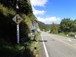 左が茶臼山登山口