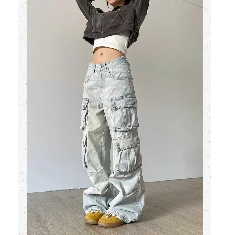 Jeans rétro de travail avec poches pour femmes. Confort et style vintage. Parfaits pour un look décontracté et fonctionnel au quotidien.