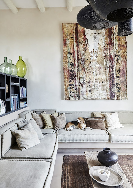 This country house teams its idyllic location with an earthy yet contemporary decor sensibility.