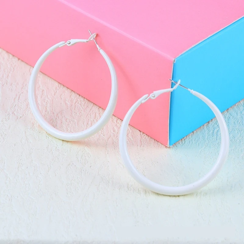 Boucles d'oreilles pendantes géométriques simples Alloy Color, couleur bonbon, un accessoire léger et coloré pour un style frais et moderne.