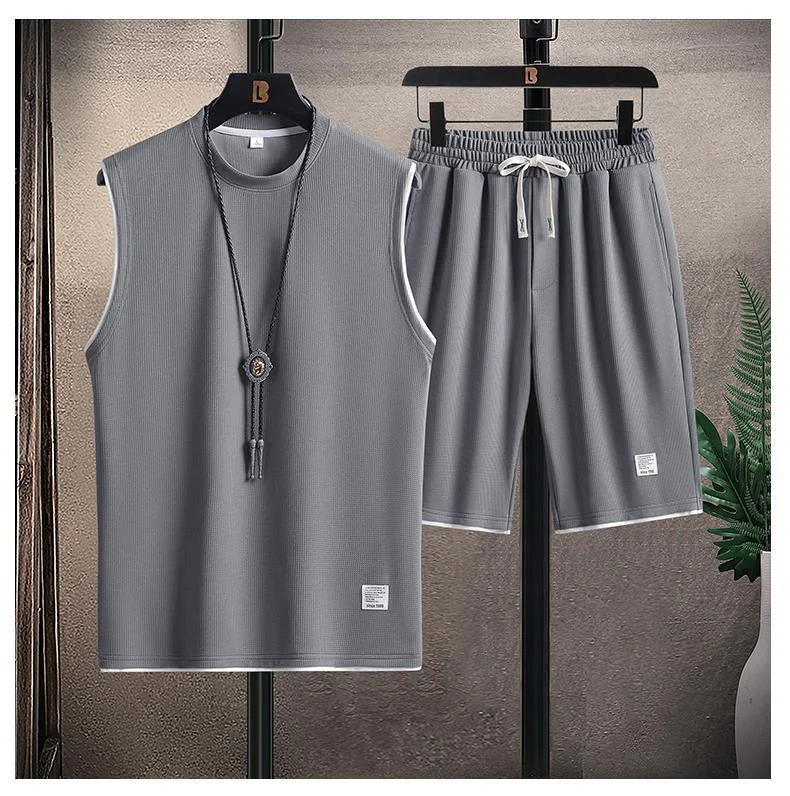 Ensemble short et t-shirt à manches courtes pour homme, idéal pour l'été. Parfait pour le sport et les loisirs, alliant confort et style décontracté.