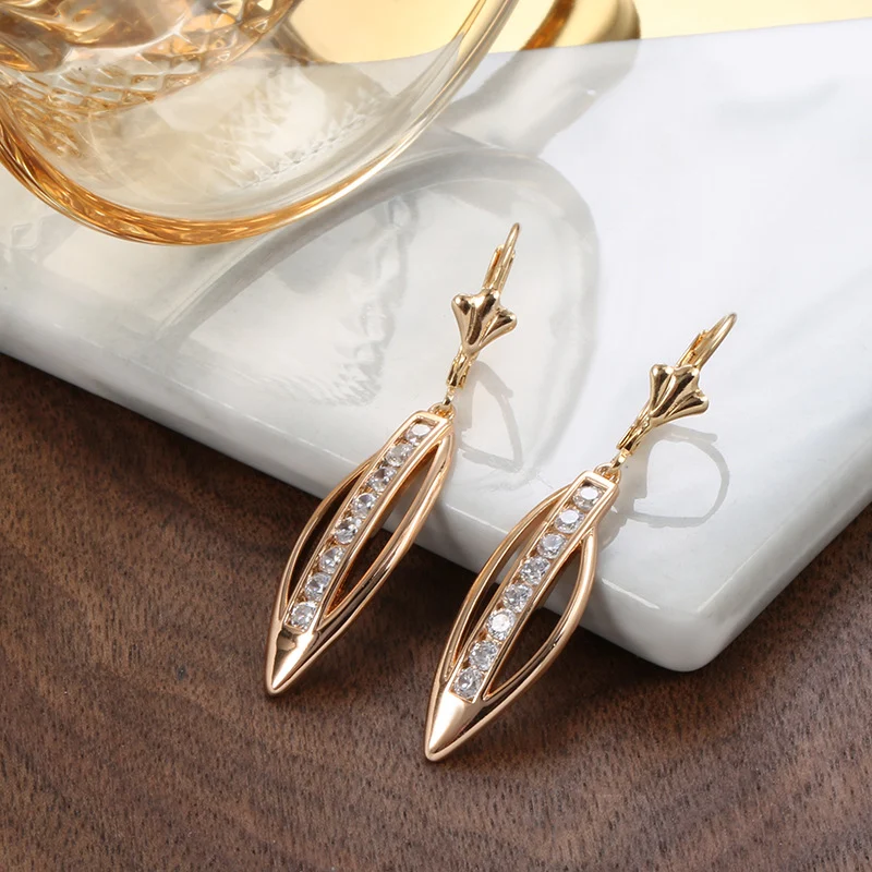 Boucles d'oreilles Exquisite Leaves en Zirconia pour femmes, mode féminine. Un bijou raffiné pour un style élégant et tendance.