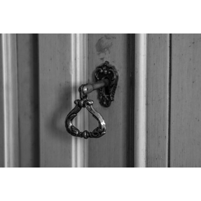 Unicità #key #vintage #blackandwhite #portrait #portraitmood #closeup #armchair #old   #perfect #couple #canon #eos #fotografoitaliano #photographer #photogrid #instalike #tbt #photooftheday #bestoftheday #passion #love #life #lavitainunoscatto di Cappello di paglia