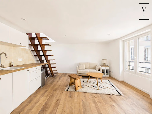 Property purchase in Paris 2ème (75002) - Neighborhood Sentier-Bonne Nouvelle - Living room with open kitchen and stairs