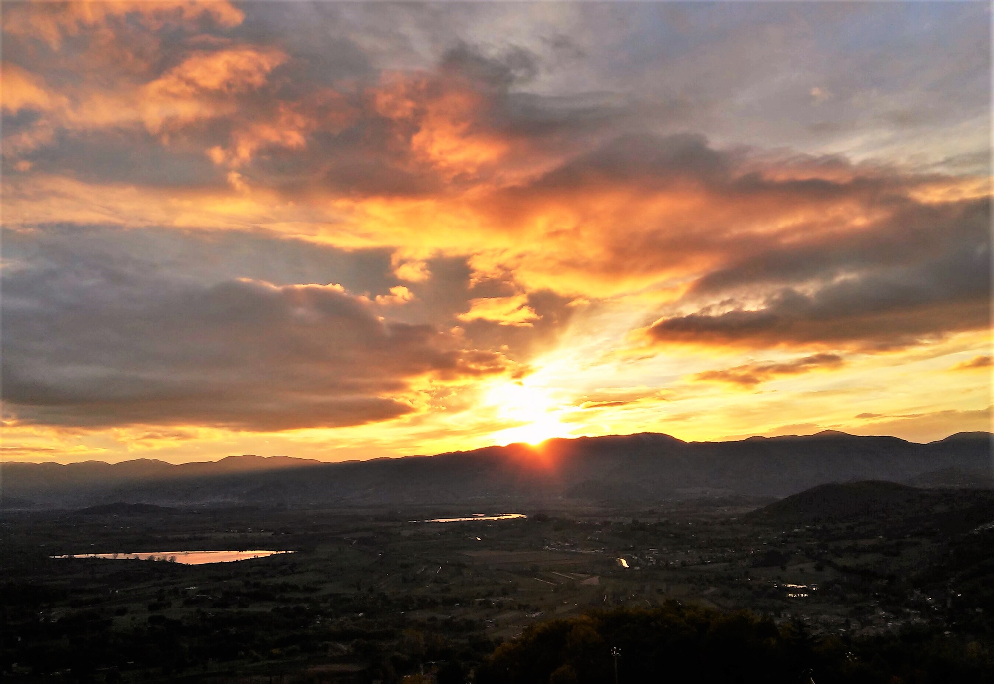 Tramonto dorato sulla Valle Santa di dino pas