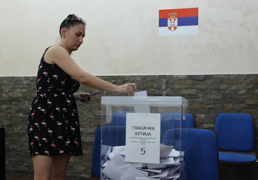 CRTA: Tenzije ispred biračkog mesta u Kosjeriću, incidenti između dve grupe okupljenih