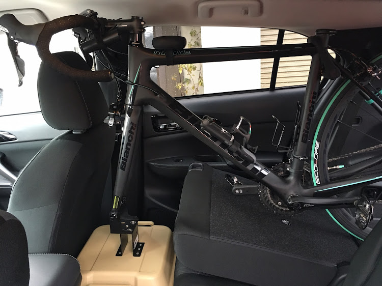 エクリプスクロスのロードバイク・トランスポーター・PIAA TERZO リンクストラップ・BIKE HAND YC-92・JKM トランクカーゴ 30Lに関するカスタム事例の投稿画像2枚目