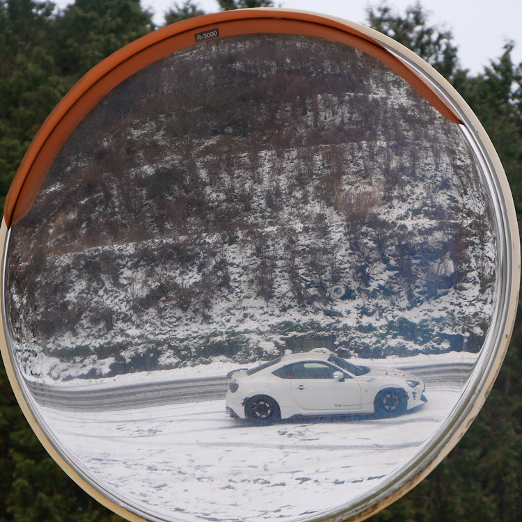 86の((( ；ﾟДﾟ)))ｶﾞｸｶﾞｸﾌﾞﾙﾌﾞﾙ・愛車撮影・雪とコラボ・雪だるま・天山に関するカスタム事例の投稿画像5枚目