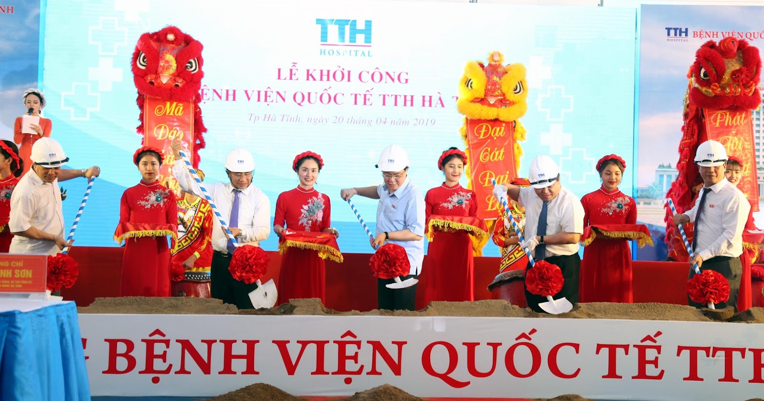 Các đại biểu khởi công xây dựng Bệnh viện quốc tế Hà Tĩnh