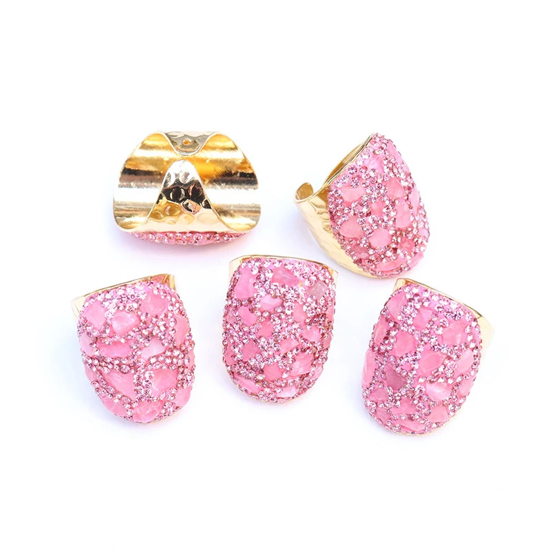 Bague femme en pierre naturelle rose irrégulière cristal de rose, un bijou unique pour un look féminin et sophistiqué au quotidien.