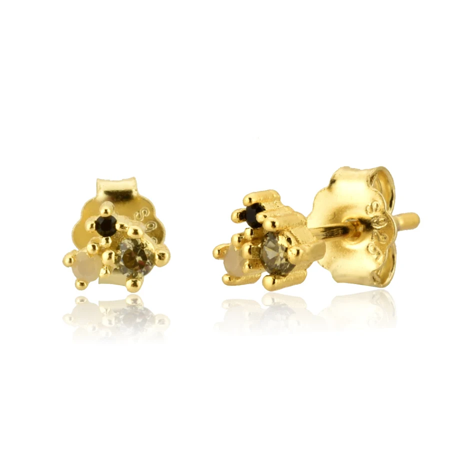 Eenvoudige gepersonaliseerde oorbellen met drie diamanten. Perfect cadeau voor haar. Elegantie en tijdloos design.