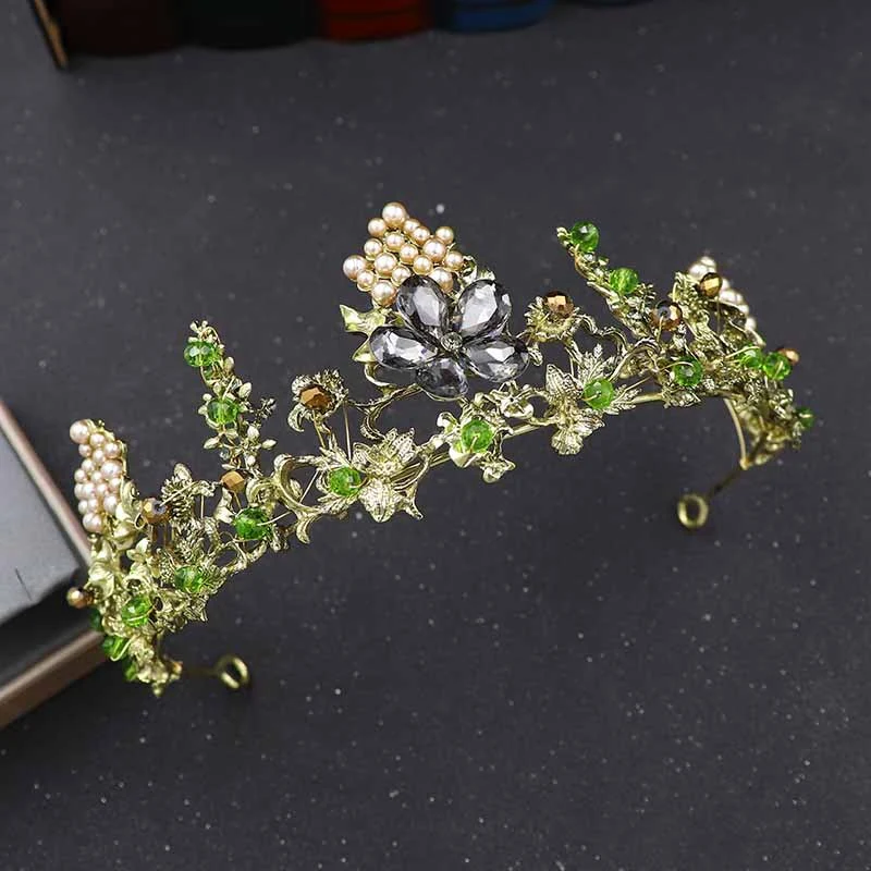 Acessórios para vestidos de noiva. Coroas e adornos de casamento. Complete seu visual de noiva com elegância e sofisticação.