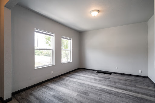 empty room, wood floor, two windows - Luxury house for sale in Milwaukee, 3 bedrooms