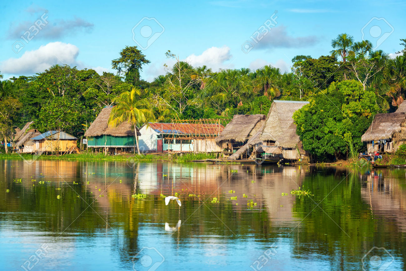 43817684-Vista-de-una-peque-a-aldea-en-la-selva-amaz-nica-en-la-orilla-del-r-o-Yanayacu-en-Per--Foto-de-archivo.jpg