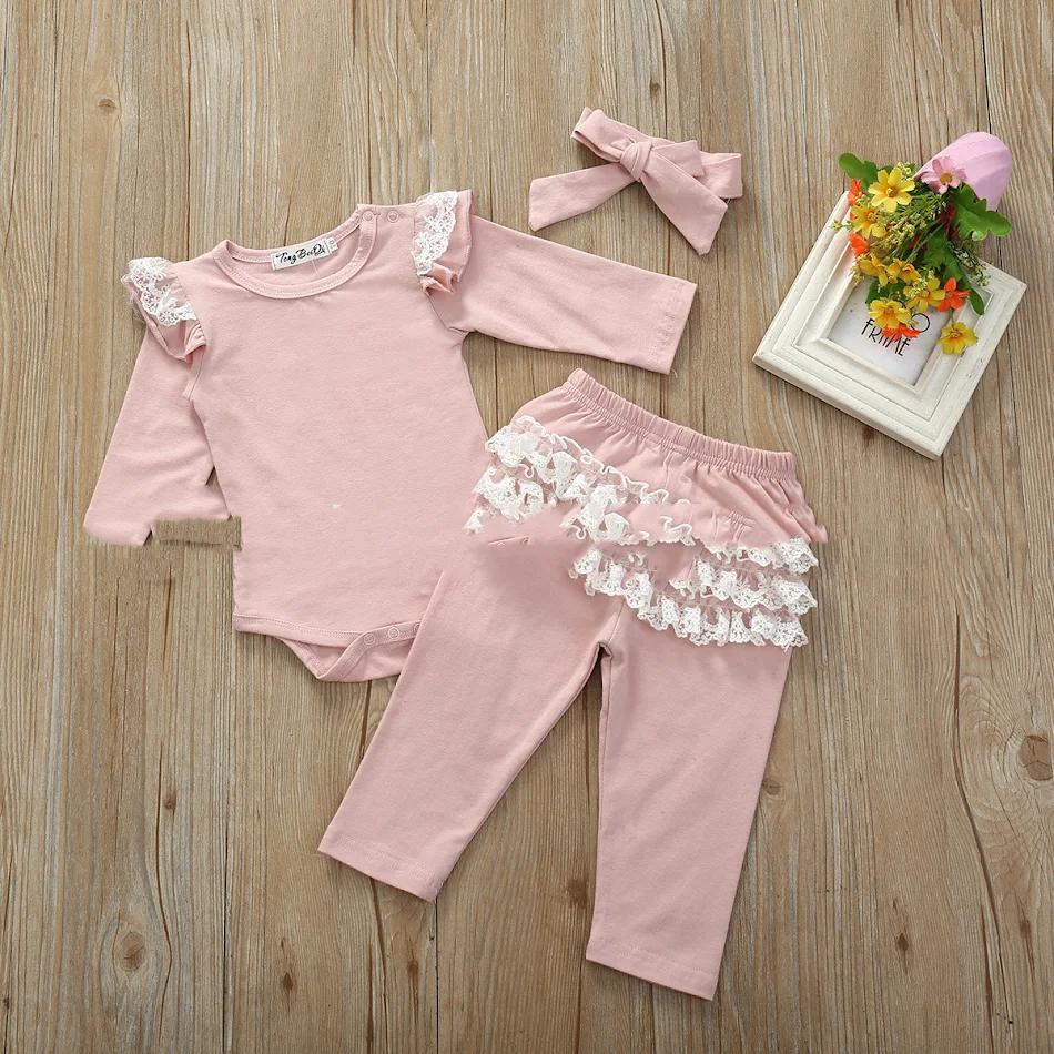 Baby- und Kleinkind-Set mit Baumwollspitze, langärmeligem Träger, langer Hose. Weich und atmungsaktiv. Perfekt für Komfort und Stil.