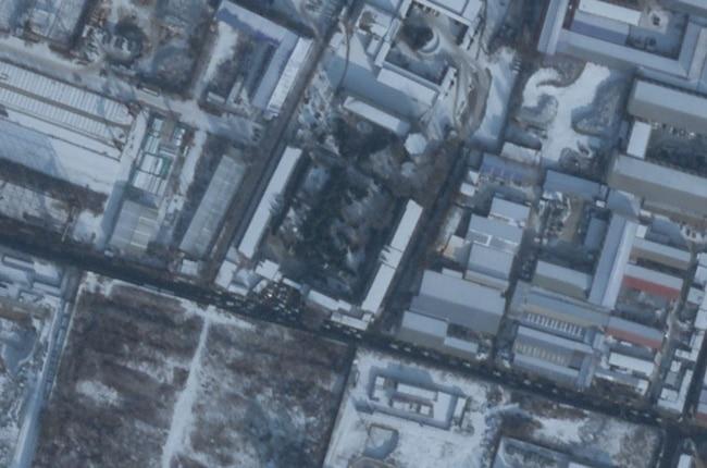 2022年12月27日，卫星图片显示在沈阳市殡仪馆外排长龙的车辆（来源：Planet Labs PBC)