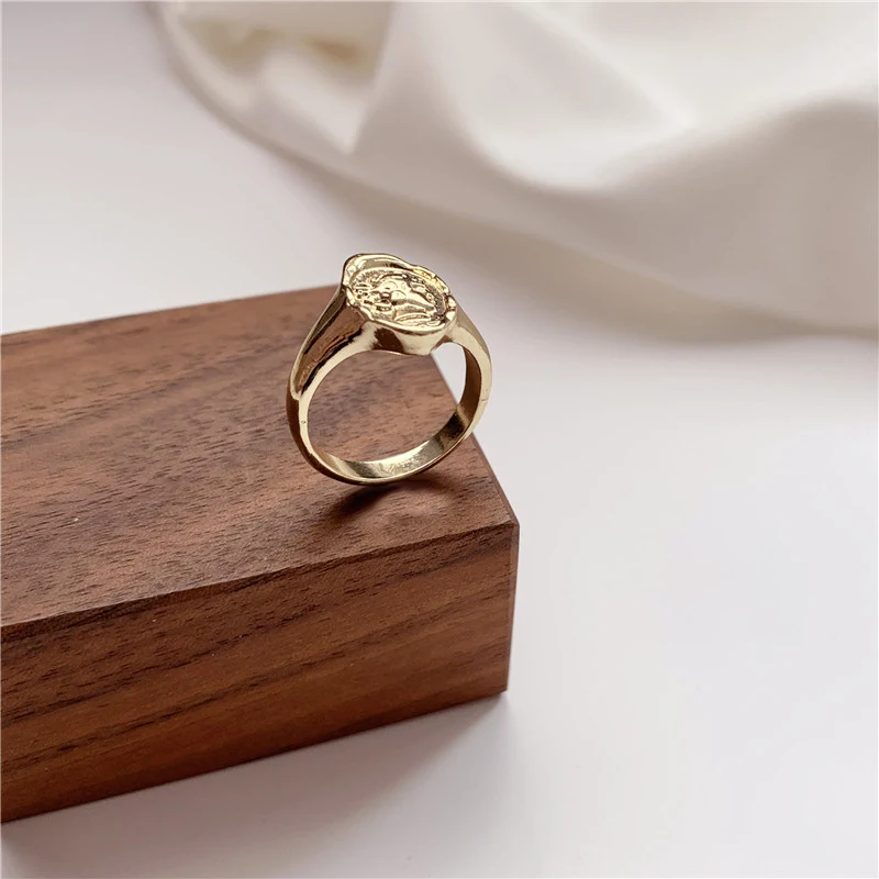 Anneau Minoritaire Vent Froid Protégez-vous du froid avec style. Design unique et innovant pour vous garder au chaud. Idéal pour toutes les occasions.
