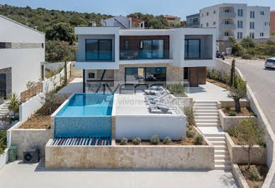 Villa with pool and terrace 5